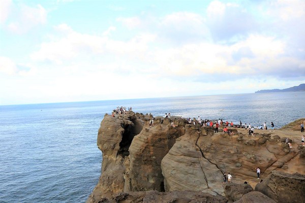 象鼻岩 深澳岬角：【新北市景點】欣賞台灣北海岸的自然景觀象鼻岩~石化的大象、坑坑巴巴的蕈狀岩、還有番仔澳酋長岩