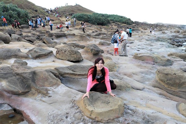 象鼻岩 深澳岬角：【新北市景點】欣賞台灣北海岸的自然景觀象鼻岩~石化的大象、坑坑巴巴的蕈狀岩、還有番仔澳酋長岩