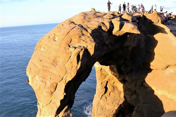 象鼻岩 深澳岬角：【新北市景點】欣賞台灣北海岸的自然景觀象鼻岩~石化的大象、坑坑巴巴的蕈狀岩、還有番仔澳酋長岩