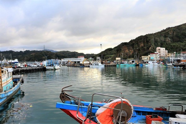 象鼻岩 深澳岬角：【新北市景點】欣賞台灣北海岸的自然景觀象鼻岩~石化的大象、坑坑巴巴的蕈狀岩、還有番仔澳酋長岩