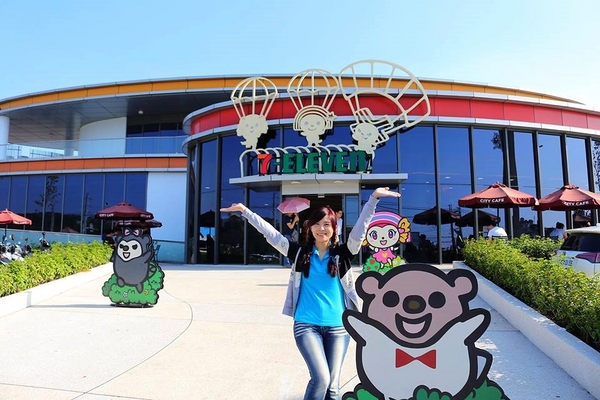 7-11 統一觀光工廠(新竹湖口旗艦店)：【新竹景點】7-11湖口廠門市旗艦店~要尖叫啦~敲可愛OPEN小醬家族派對超級歡樂粉嫩繽紛