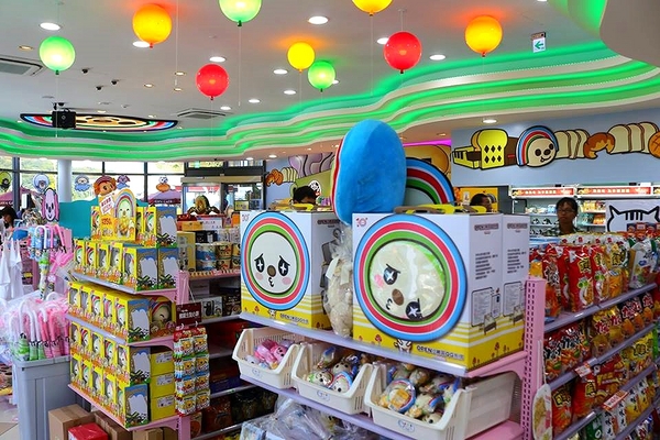 7-11 統一觀光工廠(新竹湖口旗艦店)：【新竹景點】7-11湖口廠門市旗艦店~要尖叫啦~敲可愛OPEN小醬家族派對超級歡樂粉嫩繽紛