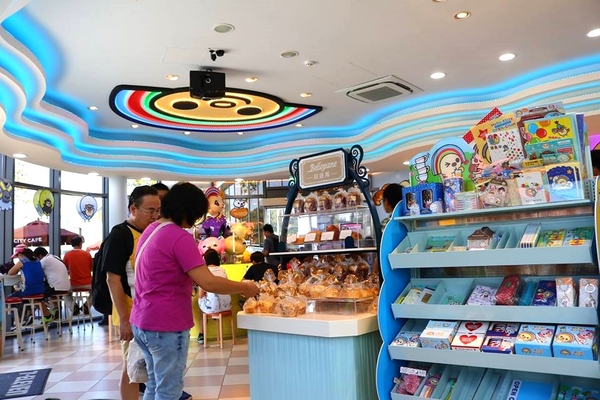 7-11 統一觀光工廠(新竹湖口旗艦店)：【新竹景點】7-11湖口廠門市旗艦店~要尖叫啦~敲可愛OPEN小醬家族派對超級歡樂粉嫩繽紛