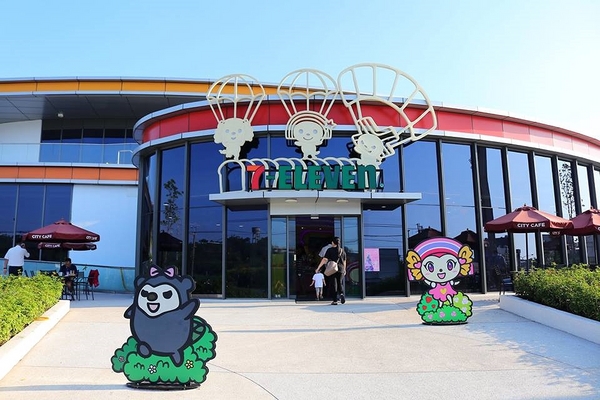 7-11 統一觀光工廠(新竹湖口旗艦店)：【新竹景點】7-11湖口廠門市旗艦店~要尖叫啦~敲可愛OPEN小醬家族派對超級歡樂粉嫩繽紛