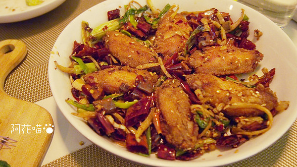 銅鈴美食坊 Tone Bistro：【大安│異國料理】好吃到真的會吮指的椒麻雞翅『銅鈴美食坊 Tone Bistro』