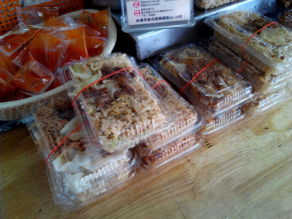 村伯菜粽：【臺南Ω麻豆區】村伯菜粽。葷素者都極力推薦，平實價格又美味的早餐，也可宅配喔！