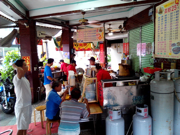 村伯菜粽：【臺南Ω麻豆區】村伯菜粽。葷素者都極力推薦，平實價格又美味的早餐，也可宅配喔！