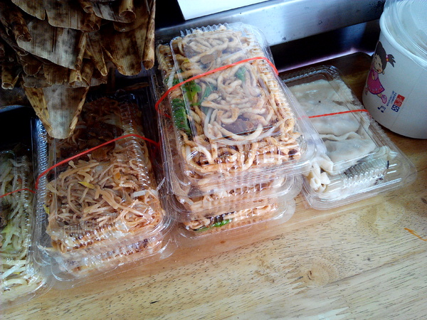 村伯菜粽：【臺南Ω麻豆區】村伯菜粽。葷素者都極力推薦，平實價格又美味的早餐，也可宅配喔！