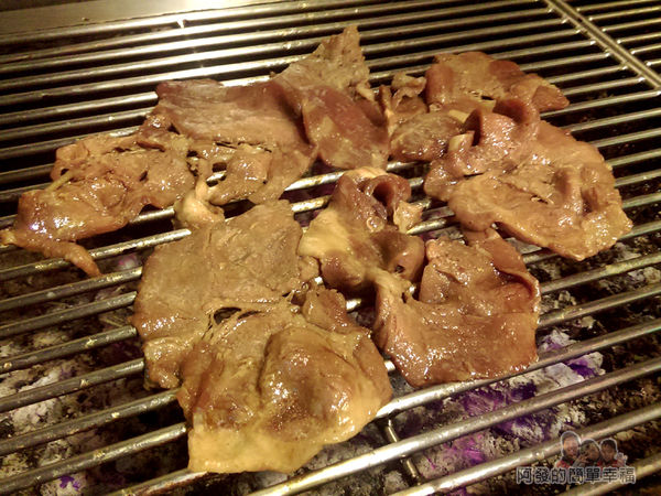 巷仔口烤肉08-碳火爐上的烤肉片