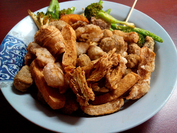 健康素食坊鹹酥G:【臺南Ω麻豆區】健康素食坊鹹酥G。不油爽口少負擔的素食炸物