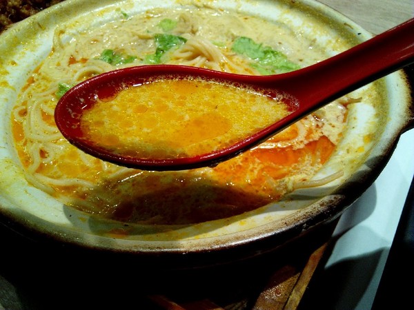 聖加南洋小品(台南新光三越西門店):【中西區】聖加南洋小品。叻沙椒麻雞麵。湯頭帶著濃郁椰漿香味