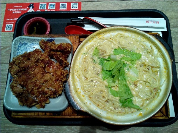 聖加南洋小品(台南新光三越西門店):【中西區】聖加南洋小品。叻沙椒麻雞麵。湯頭帶著濃郁椰漿香味