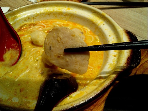 聖加南洋小品(台南新光三越西門店):【中西區】聖加南洋小品。叻沙椒麻雞麵。湯頭帶著濃郁椰漿香味