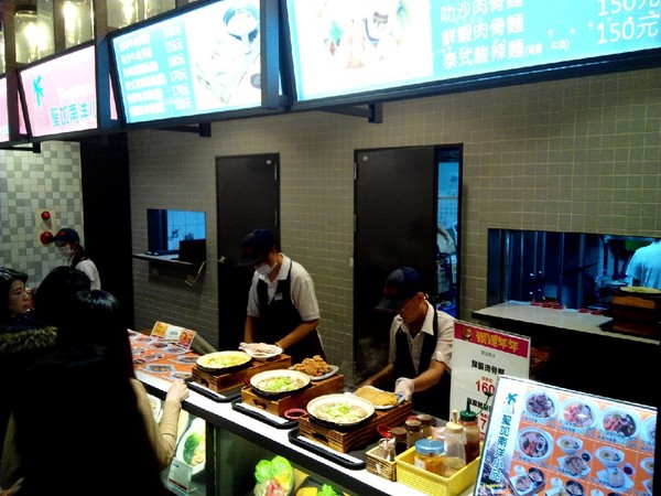 聖加南洋小品(台南新光三越西門店):【中西區】聖加南洋小品。叻沙椒麻雞麵。湯頭帶著濃郁椰漿香味