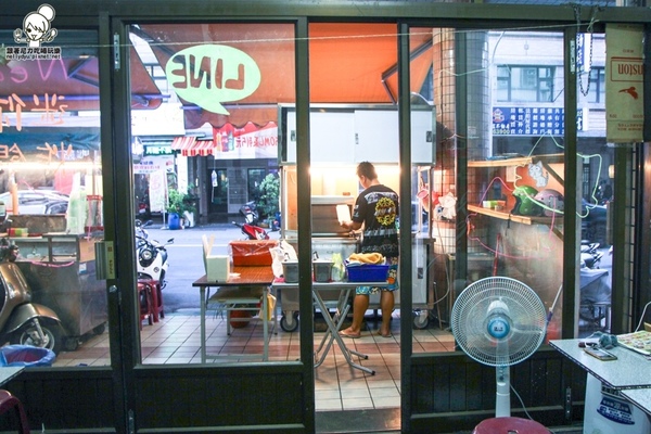 紅茶臭豆腐(高雄總店):吃-楠梓。獨特紅茶臭豆腐人氣排隊美食,好吃酥脆搭配獨家泡菜抄好吃(逢甲人氣小吃)