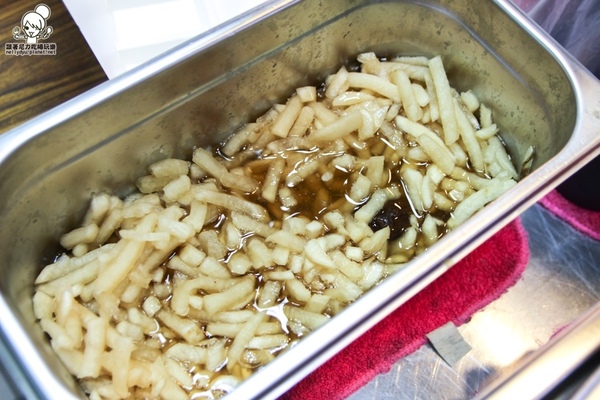 紅茶臭豆腐(高雄總店):吃-楠梓。獨特紅茶臭豆腐人氣排隊美食,好吃酥脆搭配獨家泡菜抄好吃(逢甲人氣小吃)