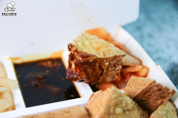 紅茶臭豆腐(高雄總店):吃-楠梓。獨特紅茶臭豆腐人氣排隊美食,好吃酥脆搭配獨家泡菜抄好吃(逢甲人氣小吃)