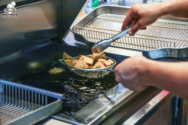 紅茶臭豆腐(高雄總店):吃-楠梓。獨特紅茶臭豆腐人氣排隊美食,好吃酥脆搭配獨家泡菜抄好吃(逢甲人氣小吃)