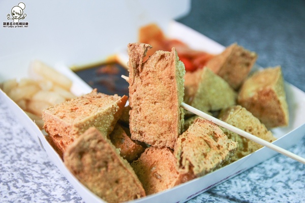 紅茶臭豆腐(高雄總店):吃-楠梓。獨特紅茶臭豆腐人氣排隊美食,好吃酥脆搭配獨家泡菜抄好吃(逢甲人氣小吃)