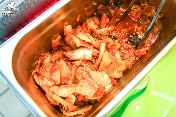 紅茶臭豆腐(高雄總店):吃-楠梓。獨特紅茶臭豆腐人氣排隊美食,好吃酥脆搭配獨家泡菜抄好吃(逢甲人氣小吃)