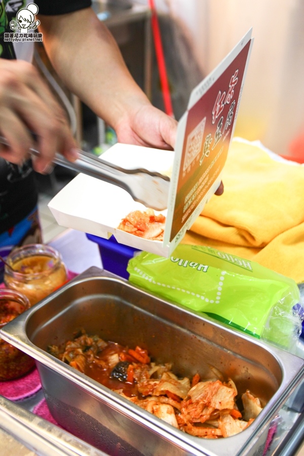 紅茶臭豆腐(高雄總店):吃-楠梓。獨特紅茶臭豆腐人氣排隊美食,好吃酥脆搭配獨家泡菜抄好吃(逢甲人氣小吃)