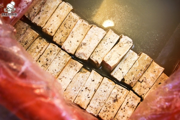 紅茶臭豆腐(高雄總店):吃-楠梓。獨特紅茶臭豆腐人氣排隊美食,好吃酥脆搭配獨家泡菜抄好吃(逢甲人氣小吃)