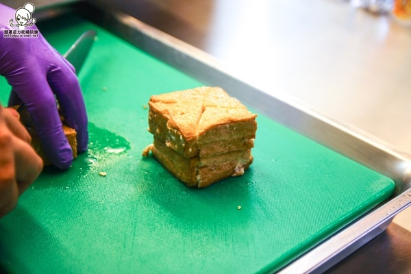 紅茶臭豆腐(高雄總店):吃-楠梓。獨特紅茶臭豆腐人氣排隊美食,好吃酥脆搭配獨家泡菜抄好吃(逢甲人氣小吃)