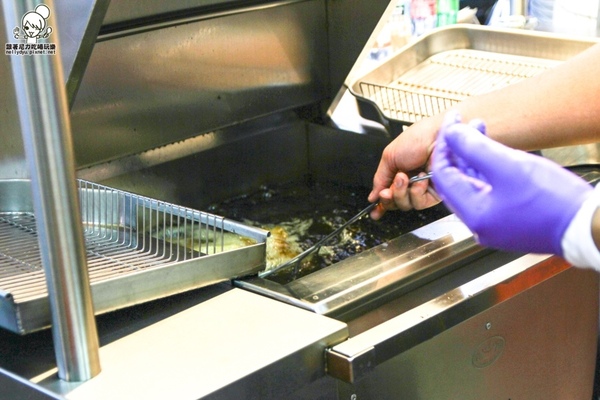 紅茶臭豆腐(高雄總店):吃-楠梓。獨特紅茶臭豆腐人氣排隊美食,好吃酥脆搭配獨家泡菜抄好吃(逢甲人氣小吃)