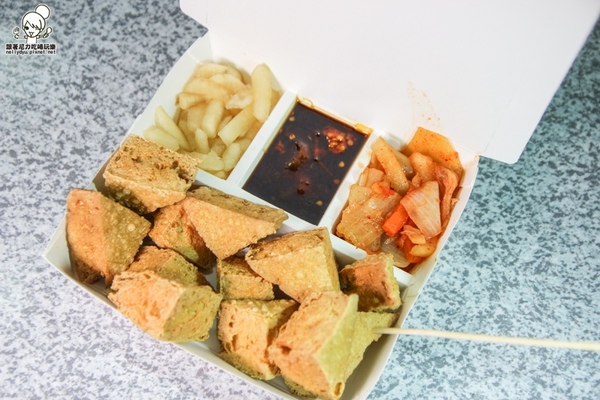 紅茶臭豆腐(高雄總店):吃-楠梓。獨特紅茶臭豆腐人氣排隊美食,好吃酥脆搭配獨家泡菜抄好吃(逢甲人氣小吃)