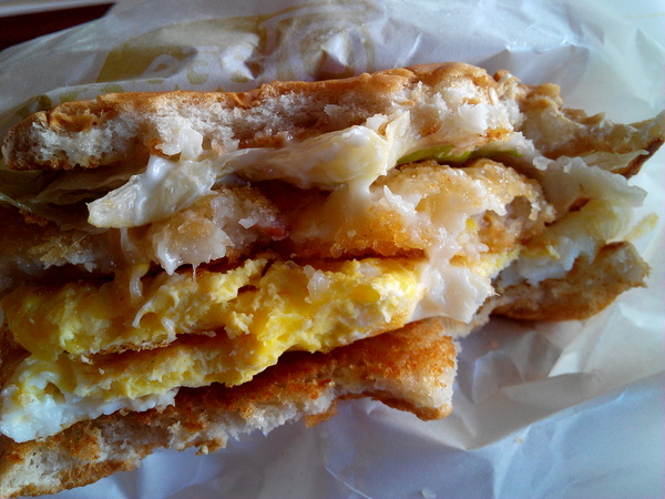 丹丹漢堡(麻豆):【臺南Ω麻豆區】丹丹漢堡(麻豆店)。味美價廉但常得排隊等候的早安特惠餐