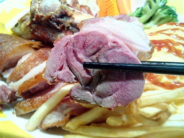 高雄空廚(台南新天地)：【中西區】高雄空廚。外皮酥脆，肉質紮實又入味的全家福脆皮德國豬腳