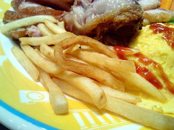 高雄空廚(台南新天地)：【中西區】高雄空廚。外皮酥脆，肉質紮實又入味的全家福脆皮德國豬腳