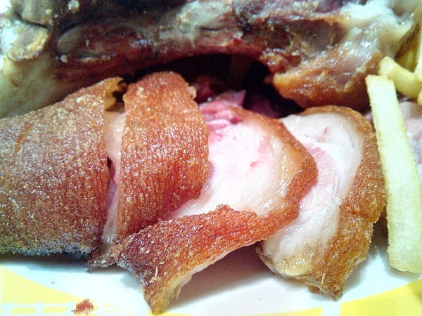 高雄空廚(台南新天地)：【中西區】高雄空廚。外皮酥脆，肉質紮實又入味的全家福脆皮德國豬腳