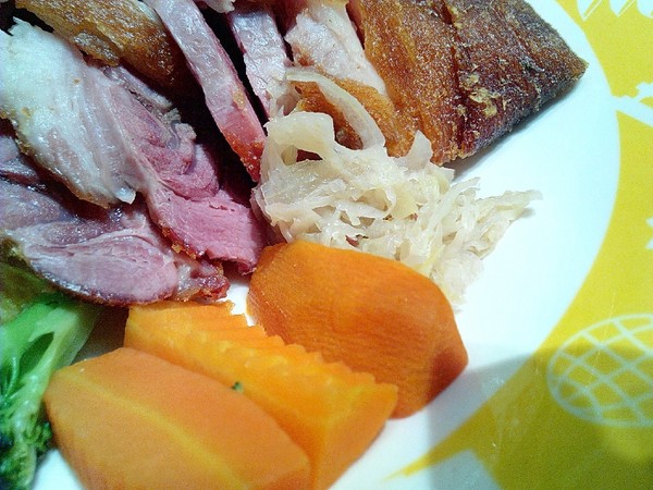 高雄空廚(台南新天地)：【中西區】高雄空廚。外皮酥脆，肉質紮實又入味的全家福脆皮德國豬腳