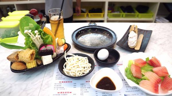 醉食在石頭風味養生火鍋:【苗栗竹南】全台第一家以偉士牌為主題的石頭火鍋,走過路過千萬別錯過!