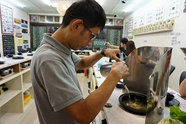 醉食在石頭風味養生火鍋:【苗栗竹南】全台第一家以偉士牌為主題的石頭火鍋,走過路過千萬別錯過!