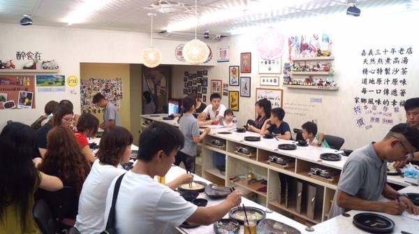 醉食在石頭風味養生火鍋:【苗栗竹南】全台第一家以偉士牌為主題的石頭火鍋,走過路過千萬別錯過!