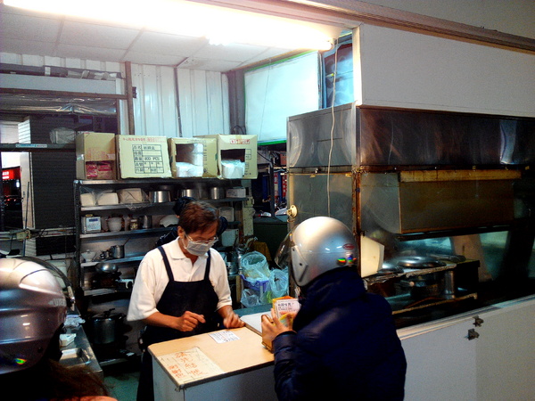 龍蟠鍋貼：【麻豆區】龍蟠鍋貼。鍋貼皮脆餡多，輕輕一咬就肉汁四溢的在地美食