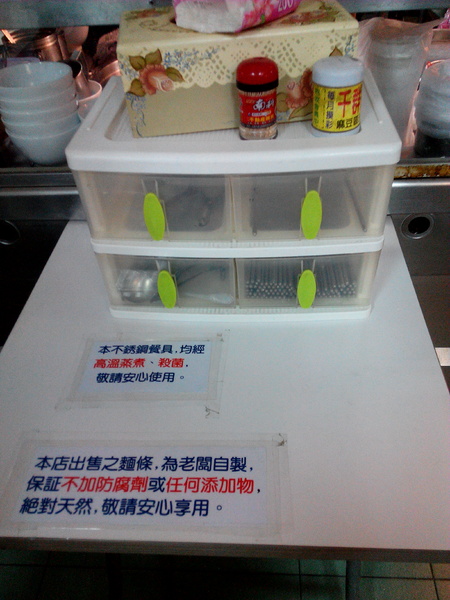 龍蟠鍋貼：【麻豆區】龍蟠鍋貼。鍋貼皮脆餡多，輕輕一咬就肉汁四溢的在地美食