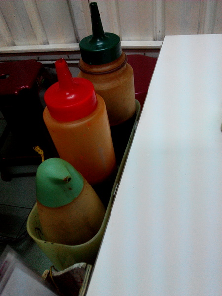 龍蟠鍋貼：【麻豆區】龍蟠鍋貼。鍋貼皮脆餡多，輕輕一咬就肉汁四溢的在地美食