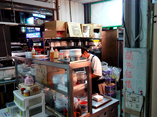 龍蟠鍋貼：【麻豆區】龍蟠鍋貼。鍋貼皮脆餡多，輕輕一咬就肉汁四溢的在地美食