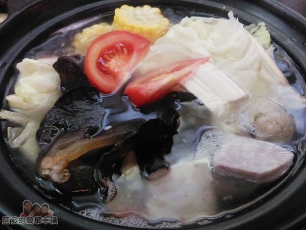 菇菇茶米館23-田媽媽菇鍋美食館-農產養生菇鍋-滾煮中