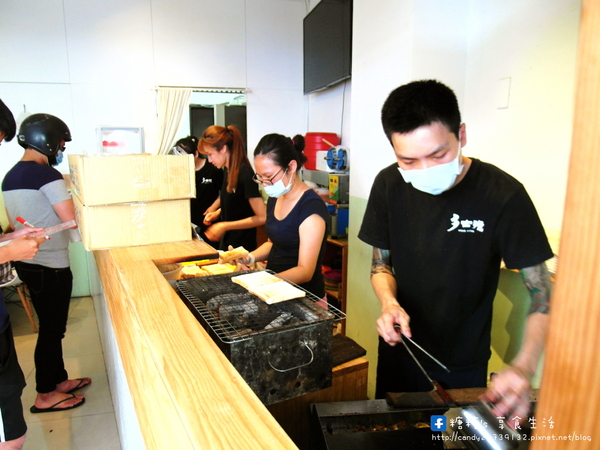 多士號 碳烤土司·紅茶牛奶:〖台中│美食〗多士號 ❤ 逢甲文華道會館超人氣早餐,古早味碳烤吐司,還有超犯規流漿起司,搭配濃醇香紅茶鮮乳~超讚!!