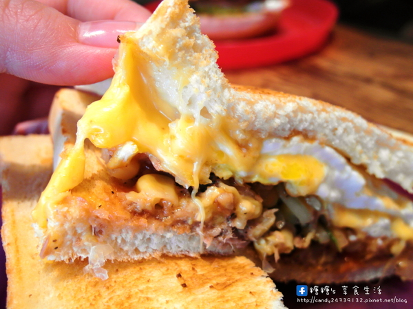 多士號 碳烤土司·紅茶牛奶:〖台中│美食〗多士號 ❤ 逢甲文華道會館超人氣早餐,古早味碳烤吐司,還有超犯規流漿起司,搭配濃醇香紅茶鮮乳~超讚!!