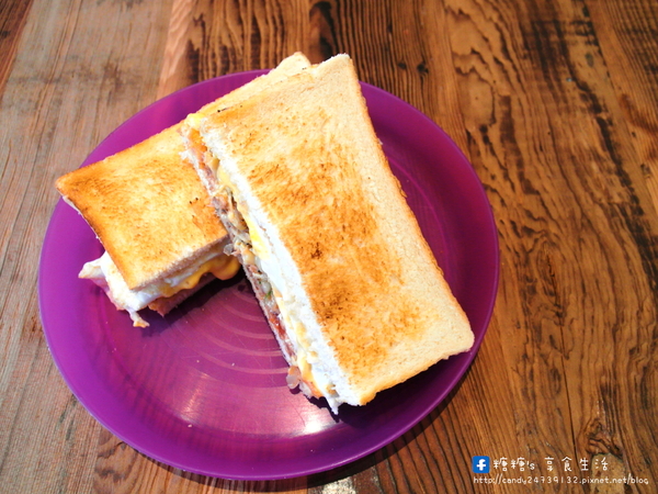 多士號 碳烤土司·紅茶牛奶:〖台中│美食〗多士號 ❤ 逢甲文華道會館超人氣早餐,古早味碳烤吐司,還有超犯規流漿起司,搭配濃醇香紅茶鮮乳~超讚!!