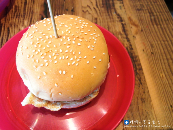 多士號 碳烤土司·紅茶牛奶:〖台中│美食〗多士號 ❤ 逢甲文華道會館超人氣早餐,古早味碳烤吐司,還有超犯規流漿起司,搭配濃醇香紅茶鮮乳~超讚!!