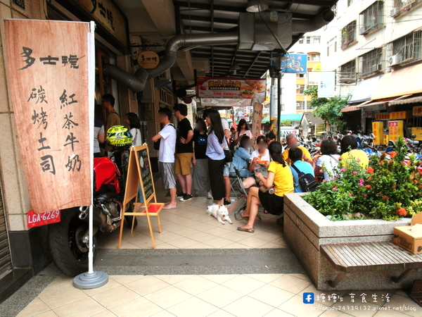 多士號 碳烤土司·紅茶牛奶:〖台中│美食〗多士號 ❤ 逢甲文華道會館超人氣早餐,古早味碳烤吐司,還有超犯規流漿起司,搭配濃醇香紅茶鮮乳~超讚!!