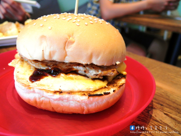 多士號 碳烤土司·紅茶牛奶:〖台中│美食〗多士號 ❤ 逢甲文華道會館超人氣早餐,古早味碳烤吐司,還有超犯規流漿起司,搭配濃醇香紅茶鮮乳~超讚!!