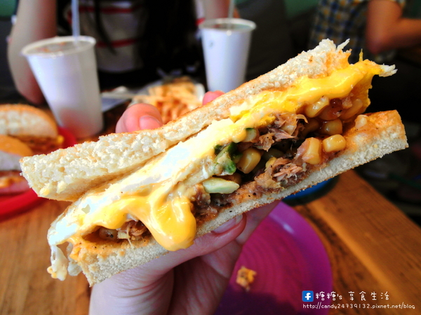 多士號 碳烤土司·紅茶牛奶:〖台中│美食〗多士號 ❤ 逢甲文華道會館超人氣早餐,古早味碳烤吐司,還有超犯規流漿起司,搭配濃醇香紅茶鮮乳~超讚!!