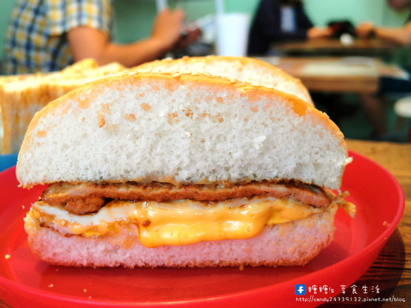 多士號 碳烤土司·紅茶牛奶:〖台中│美食〗多士號 ❤ 逢甲文華道會館超人氣早餐,古早味碳烤吐司,還有超犯規流漿起司,搭配濃醇香紅茶鮮乳~超讚!!